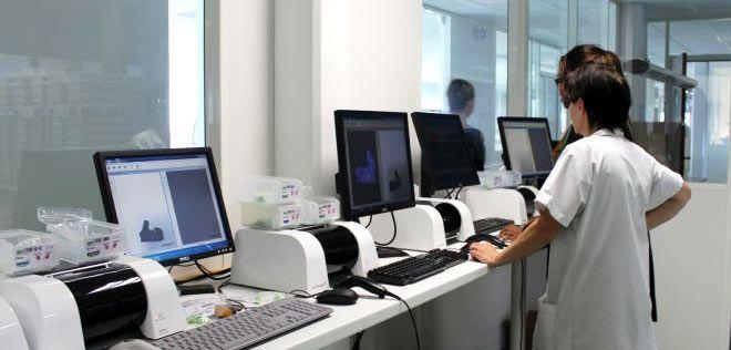 Custom earplug manufacturing: 3D scan of the moulds Cotral Lab technician scanning the moulds for each custom ear plug